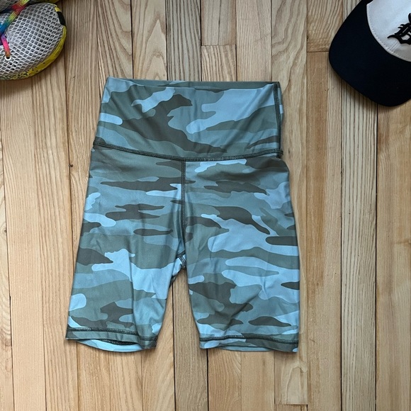 AERIE Camo bike shorts​ - Picture 2 of 5